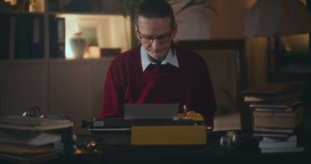 Homem Sênior Digitando Máquina Escrever Vintage Elaborando Seu Livro Pensivamente — Vídeo de Stock