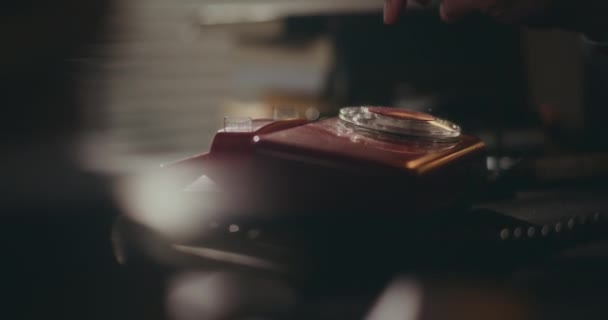 Älterer Herr Unterhält Sich Nostalgisch Oldtimer Telefon Stillen Ambiente Der — Stockvideo