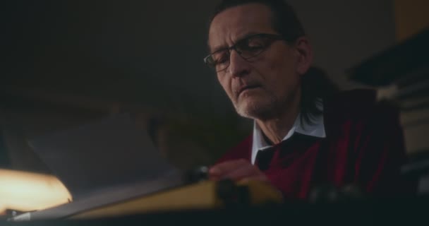Senior Man Typen Vintage Typemachine Pensioengerechtigd Vervaardigen Van Zijn Boek — Stockvideo