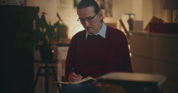 Oudere Man Ondergedompeld Nachtelijk Lezen Gefascineerd Door Een Boek Onder — Stockvideo