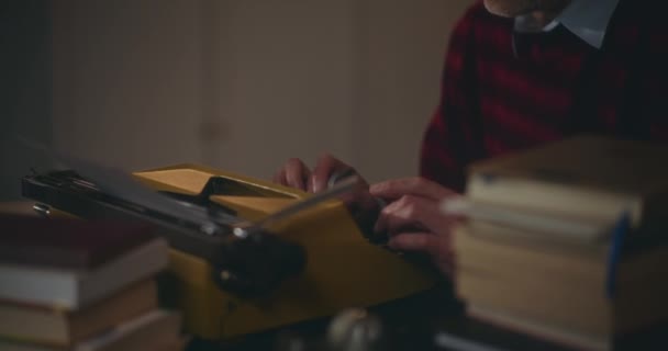 ヴィンテージのタイプライターをタイピングしたシニアマンは 夜空の下で深く熟考しながら自宅の静寂の中で彼の本をペンシルベニアで制作しました — ストック動画