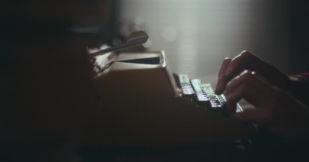 Üst Düzey Bir Adam Klasik Daktiloyla Daktilo Yazıyor Evinin Sessizliğinde — Stok video