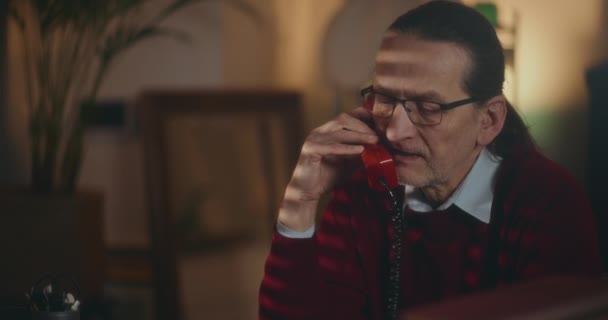 Signore Anziano Impegna Una Conversazione Nostalgica Telefono Vintage Ambiente Tranquillo — Video Stock
