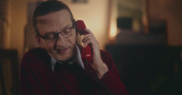 Starší Pán Zapojuje Nostalgické Konverzace Starožitném Telefonu Klidném Prostředí Noci — Stock video