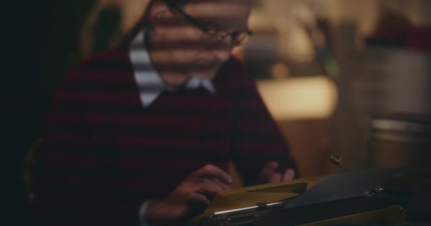 Hombre Mayor Escribiendo Máquina Escribir Vintage Elaborando Pensativamente Libro Tranquilidad — Vídeo de stock