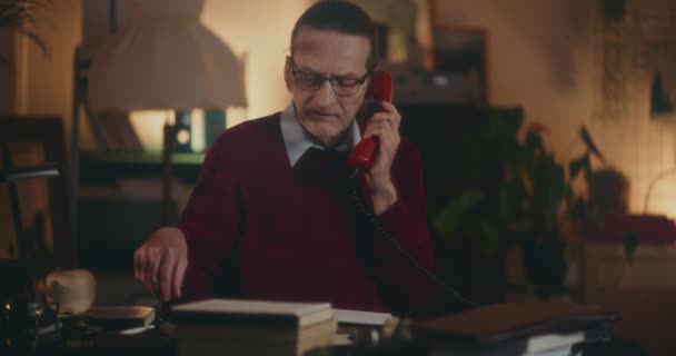 Ηλικιωμένος Κύριος Ασχολείται Νοσταλγική Συνομιλία Ένα Vintage Τηλέφωνο Κάτω Από — Αρχείο Βίντεο