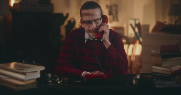 Cavalheiro Idoso Envolve Conversa Nostálgica Telefone Vintage Sob Ambiente Tranquilo — Vídeo de Stock