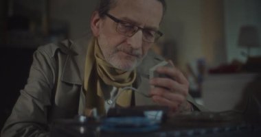 Gizli Kayıtları Dinleyen Gizli Ajanın Portresi