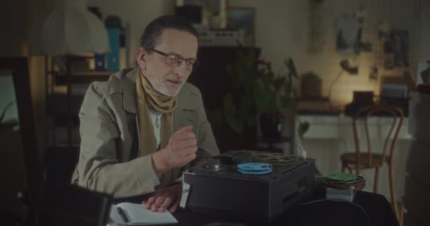 Πορτρέτο Του Διαβαθμισμένου Πράκτορα Ακούγοντας Μυστικές Ηχογραφήσεις — Αρχείο Βίντεο