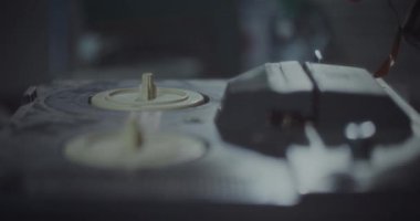 Gizli Kayıtları Dinleyen Gizli Ajanın Portresi