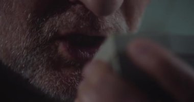 Gizli Kayıtları Dinleyen Gizli Ajanın Portresi