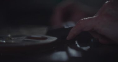 Gizli Kayıtları Dinleyen Gizli Ajanın Portresi