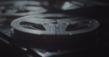 Gizli Kayıtları Dinleyen Gizli Ajanın Portresi