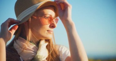 Canlı bir kolza tohumu tarlasında zarif bir şekilde gezinen bir kadının büyüleyici portresi, dinginlik ve doğa ile bağ hissi uyandırıyor.