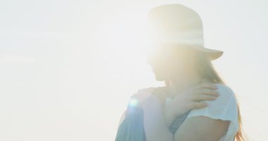 Canlı bir kolza tohumu tarlasında zarif bir şekilde gezinen bir kadının büyüleyici portresi, dinginlik ve doğa ile bağ hissi uyandırıyor.