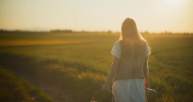 Canlı bir kolza tohumu tarlasında zarif bir şekilde gezinen bir kadının büyüleyici portresi, dinginlik ve doğa ile bağ hissi uyandırıyor.