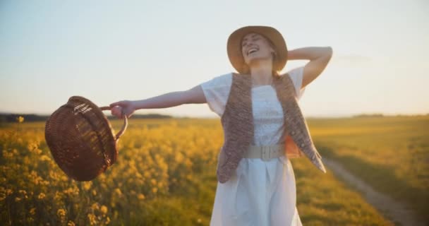 Doświadcz Radości Sukcesu Gdy Uśmiechnięta Kobieta Biegnie Przez Bujne Żółte — Wideo stockowe