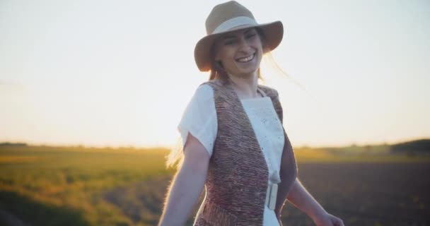 Erleben Sie Die Freude Erfolg Wenn Eine Lächelnde Frau Durch — Stockvideo