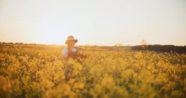 Gülümseyen bir kadın olarak başarının sevincini yaşayın. Sarı yağ çekirdeği kanola tarlasında koşun. Bu heyecan verici sahnede pozitif ve mutluluk saçın.