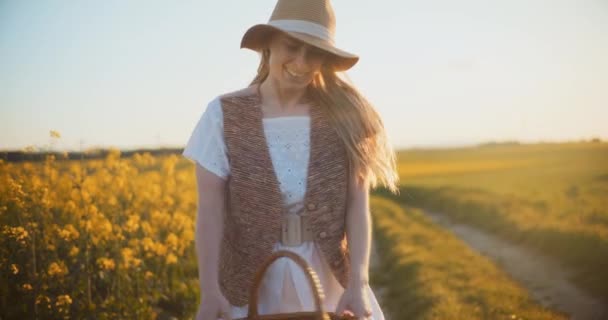 Oplev Glæden Ved Succes Som Smilende Kvinde Løber Gennem Frodig – Stock-video
