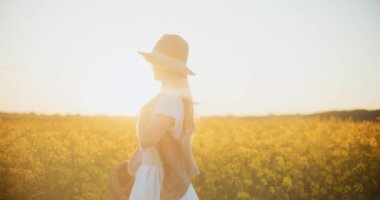 Gülümseyen bir kadın olarak başarının sevincini yaşayın. Sarı yağ çekirdeği kanola tarlasında koşun. Bu heyecan verici sahnede pozitif ve mutluluk saçın.