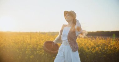 Gülümseyen bir kadın olarak başarının sevincini yaşayın. Sarı yağ çekirdeği kanola tarlasında koşun. Bu heyecan verici sahnede pozitif ve mutluluk saçın.