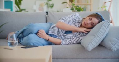 Bir kadının gözlerindeki derin üzüntü ve panikliği yansıtan, içgözlem ve duygusal derinlik duygusunu yansıtan yakın plan bir portre.