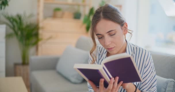 Fokuseret Kontemplativ Kvinde Fordybet Læse Bog Mens Sidder Sofa Stuen – Stock-video