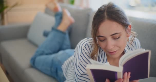 Uma Mulher Está Profundamente Engajada Aprender Estudar Enquanto Livro Fomentando — Vídeo de Stock