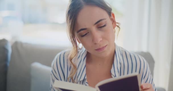 Μια Γυναίκα Απολαμβάνει Μια Ήσυχη Στιγμή Στο Σπίτι Διαβάζοντας Ένα — Αρχείο Βίντεο