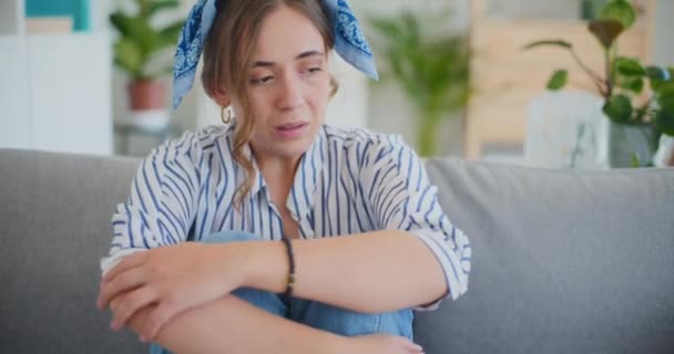 Mély Szomorúság Pillanatában Egy Kanapén Szemei Könnyekkel Telve Arckifejezése Szomorúsággal — Stock videók