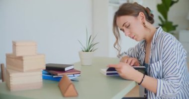 Çok çalışan ve masa başında okuyan, akademik baskı ve iş yüküyle başa çıkan kız öğrenci