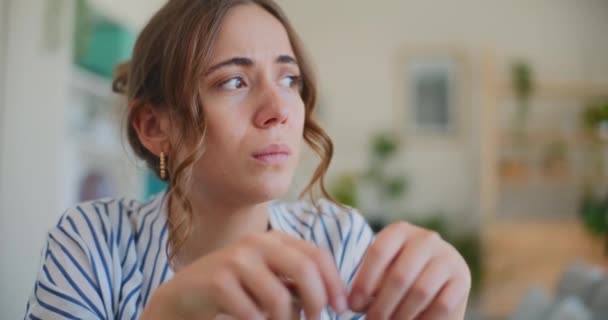 一个痛苦的形象抓住了一个抑郁的女商人 手里拿着一支笔 反映出深深的悲伤和感情上的混乱 说明职业生活的挑战和精神压力 — 图库视频影像