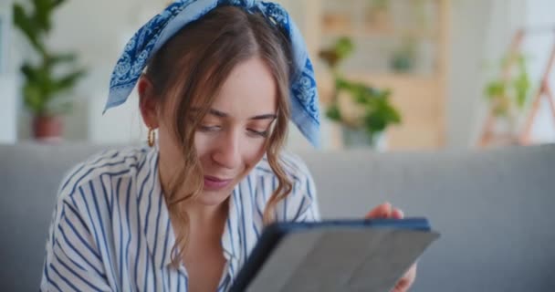 Seorang Wanita Tenggelam Dalam Pembelajaran Online Memanfaatkan Tablet Digitalnya Untuk — Stok Video