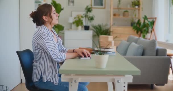 Image Depicting Woman Seated Desk Exhibiting Signs Depression Sadness Suitable — Vídeo de stock