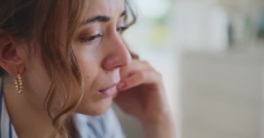 Düşünceli bir iş kadınının özgün yakın plan portresi üzüntü ve içgözlem duygularını çağrıştırıyor. Profesyonel zorlukların duygusal derinliğini göstermek için mükemmel.