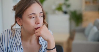 Derin düşüncelere dalmış bir kadının saf duygularını yansıtan, üzüntü ve içgözlem duygularını aktaran yakın plan bir portre. Melankoli temalarını resmetmek için mükemmel