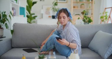 Kanepede oturan bir kadın ifadesi, bir telefon görüşmesi sırasında sıkıntılı bir haber aldığında, sıkıntılı ve endişeli bir ifadeye dönüşür. Dünyası, konuşmanın ağırlığıyla bir an için sarsılır.