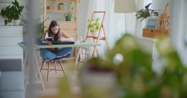 Aktivní Studentka Hluboce Zaměřená Studium Při Sezení Stolu — Stock video