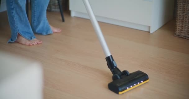 Detail Close Dari Vacuum Cleaner Efektif Membersihkan Lantai Dan Menghapus — Stok Video
