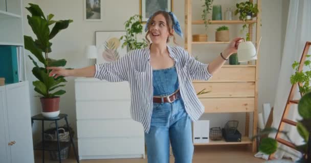 Leende Och Positiv Flicka Dansar Glatt Med Vattenkanna Njuter Livet — Stockvideo