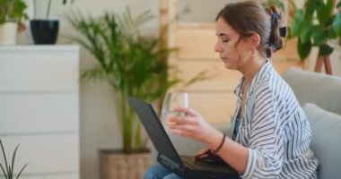 E- posta yazarken birden fazla görev yapan kadın susuz kalıyor