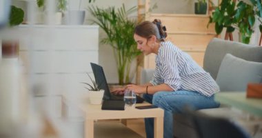 Bunalımlı iş kadını iş stratejisi üzerinde çalışıyor, izole edilmiş hissediyor.