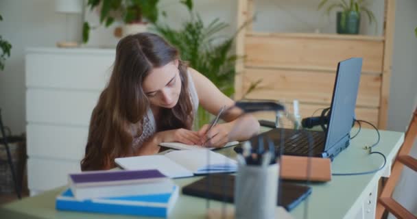 Una Estudiante Enfocada Escribe Notas Diligentemente Mientras Estudia Casa — Vídeos de Stock