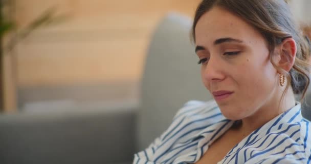 Portrait Unhappy Businesswoman Sitting Sofa Overwhelmed Despair Problems — Vídeo de stock