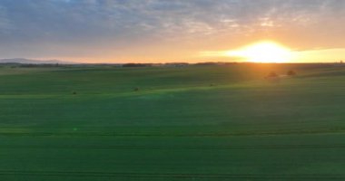 Alacakaranlıkta yakalanan tarımın havadan görüntüsü.
