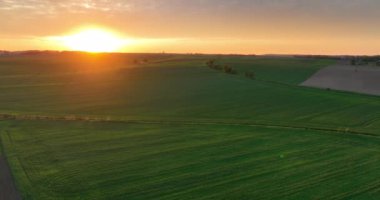 Yaz arazilerinde gün batımı manzarası ve güzel bir manzara.
