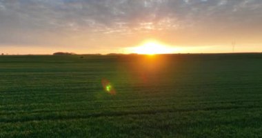 Gün batımında batan güneşin nefes kesici manzarası