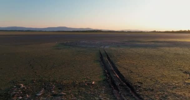 Blick Auf Einen Ausgetrockneten See Während Einer Dürre Bei Sonnenuntergang — Stockvideo