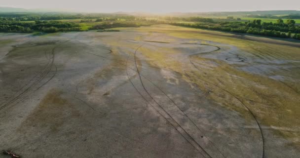 日落时看到干涸的湖泊和河流 凸显了一场气候危机 — 图库视频影像